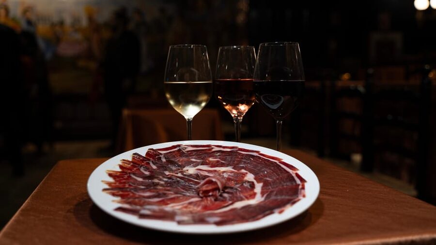 Madrid: Flamenco Show&Drink at Tablao 1911 (World's Oldest) - The atmosphere: a small stage, big sound, and a welcome drink