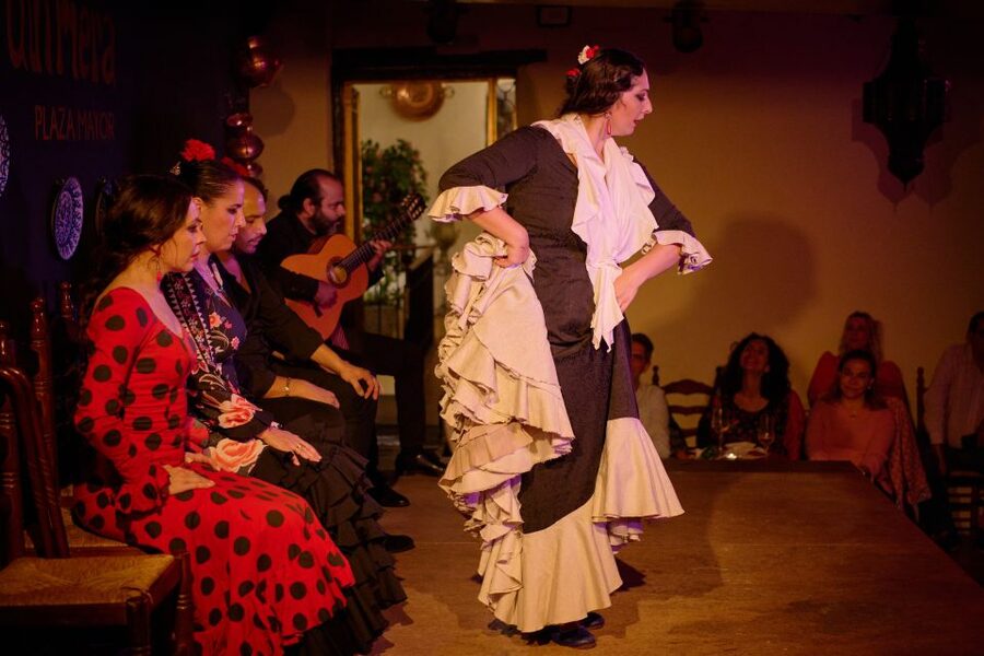 Madrid: Flamenco Show La Quimera with Drinks & Dinner Option - What You Actually Get: Drinks vs Dinner