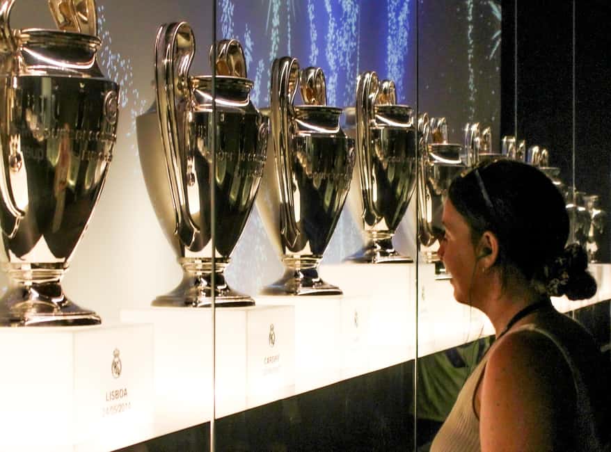 Madrid: Guided Tour of Bernabéu Stadium - Benches and dressing rooms: when you get the player-side feel