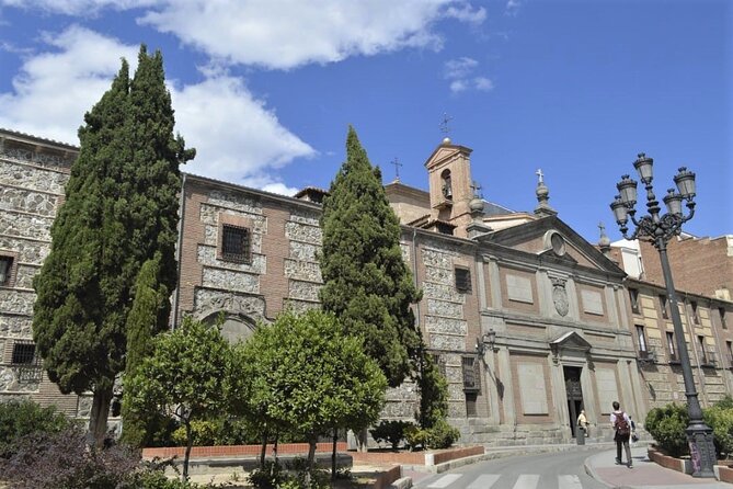 Madrid Guided Tour of the Descalzas Reales Monastery - Plaza de las Descalzas: the 10-minute calm-up before the monastery