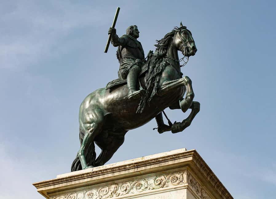 Madrid: Guided tour of the Madrid of the Hapsburgs - Plaza de Oriente: seeing the stage direction before the actors arrive