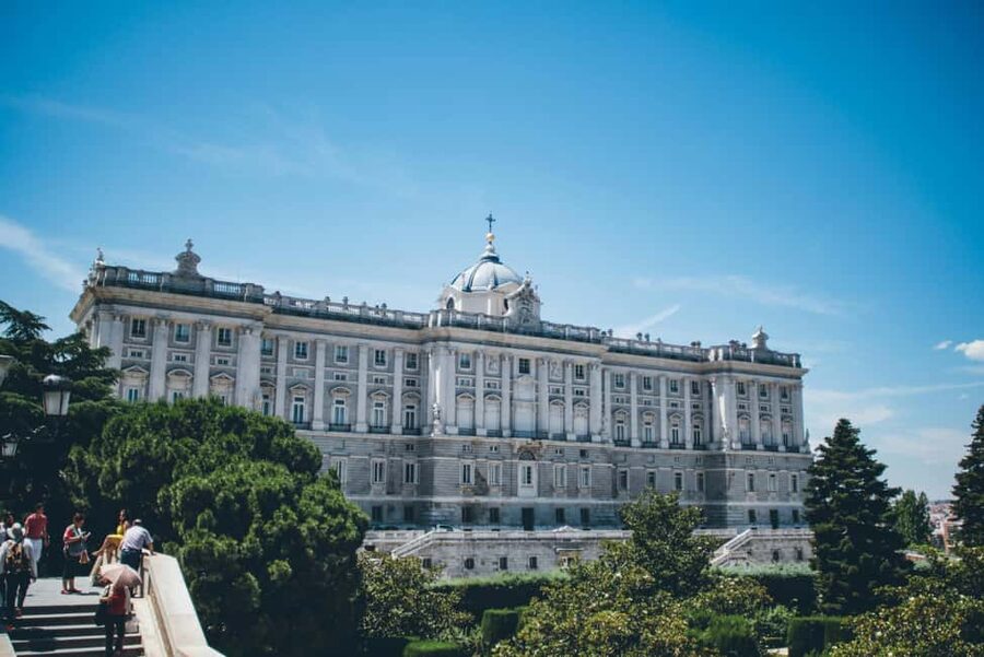 Madrid: Guided tour of the Madrid of the Hapsburgs - Where you start: Felipe IV, the Teatro Real area, and fast orientation