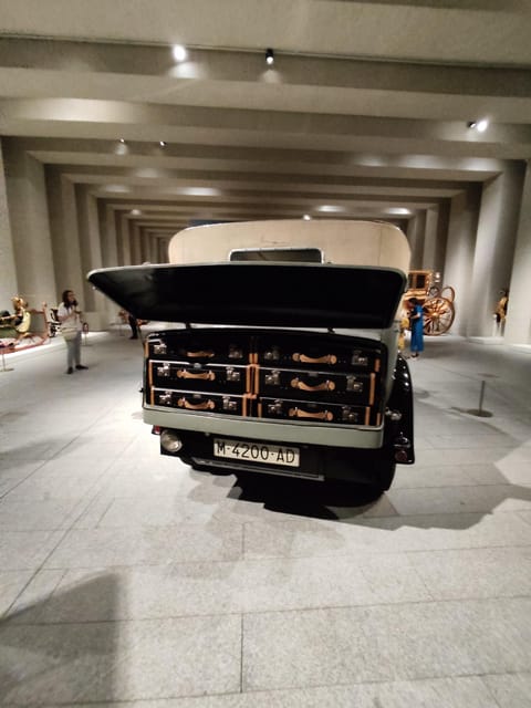 Madrid: Guided Tour of the Royal Collections Gallery - Habsburg chamber: tapestries, sculpture, Velázquez, and Charles I armor