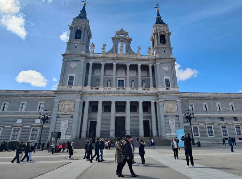 Madrid: Guided tour of the Royal Palace in French - Key highlights to look for on your Royal Palace tour