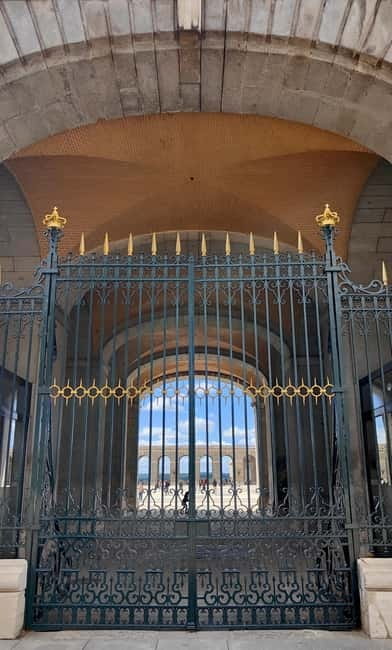 Madrid: Guided tour of the Royal Palace in French - Inside the palace: how the guide helps you understand the scale fast