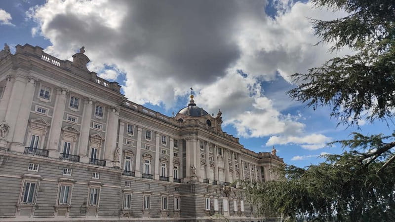 Madrid: Guided tour of the Royal Palace in French - Royal chapel: where art and religion meet the court