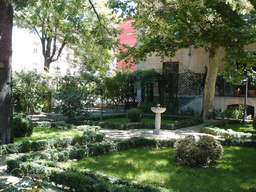 Madrid: Hidden Gems and Secrets Small Group Walking Tour - Key things to know before you walk