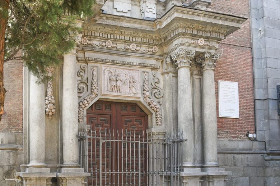 Madrid: Hidden Gems and Secrets Small Group Walking Tour - Meeting at Plaza Puerta Cerrada (and why that location helps)