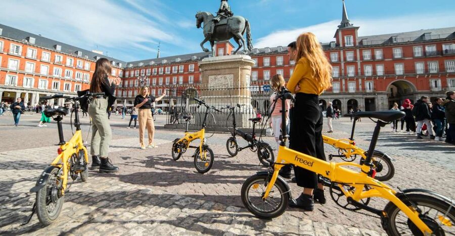 Madrid: Highlights & Parks with Electric Bike Private Tour - What guides like Agustin, Laura, and Mateo tend to do well