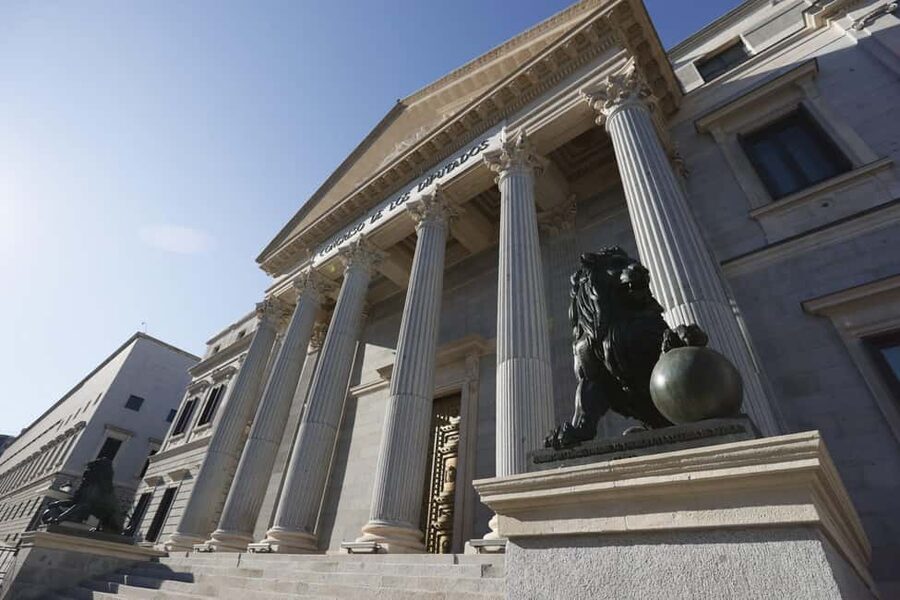 Madrid: Highlights Walking Tour - Culture and Hidden Stories - Teatro Real and Gran Vía: From Ceremony to Street-Level Drama
