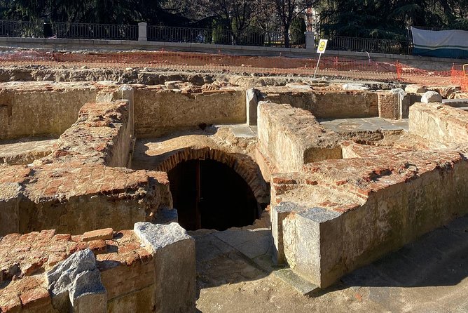 Madrid Historic with an architect : Arabs, Austrias and Bourbons - Ramales, Velázquez, and the church-and-artist layer