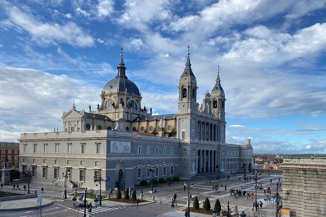 Madrid Historic with an architect : Arabs, Austrias and Bourbons - Starting at Pl. de Isabel II: a good meeting point for first-timers
