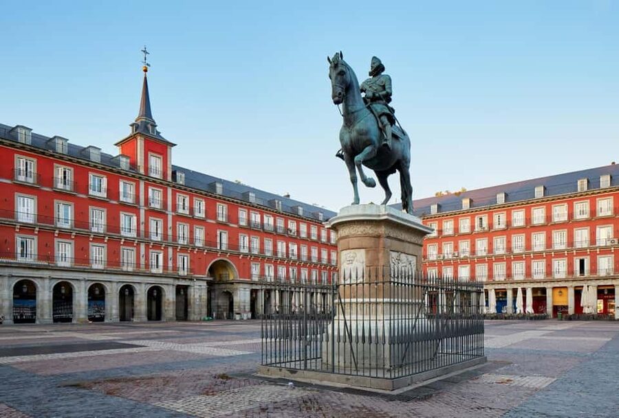 Madrid Historical in French (petit comité & private) - Near the Royal Palace and Almudena Cathedral: monarchy stories that answer the big question