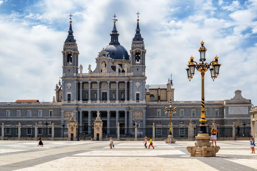 Madrid: History, Bites & Sips – An Intimate Tour Since 2018 - Plaza de la Villa and Plaza de la Cruz Verde: small squares, big meaning