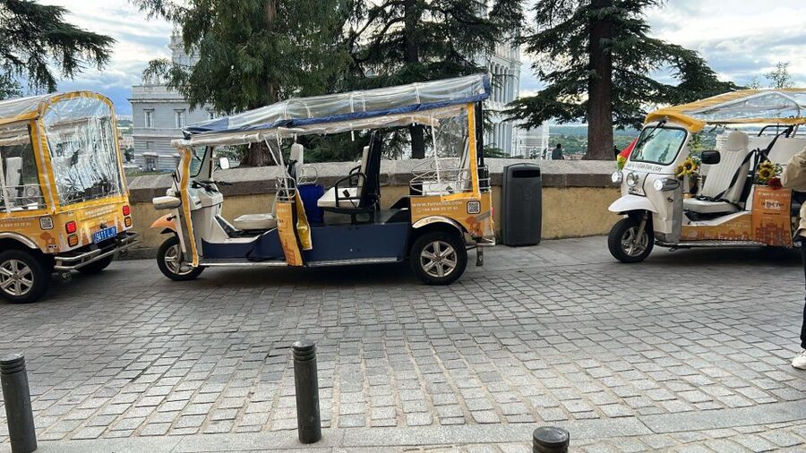 Madrid: Modern tour with Private guide in yellow tuk tuk - Metropolis Building and Plaza de Santa Ana: a stylish closing act
