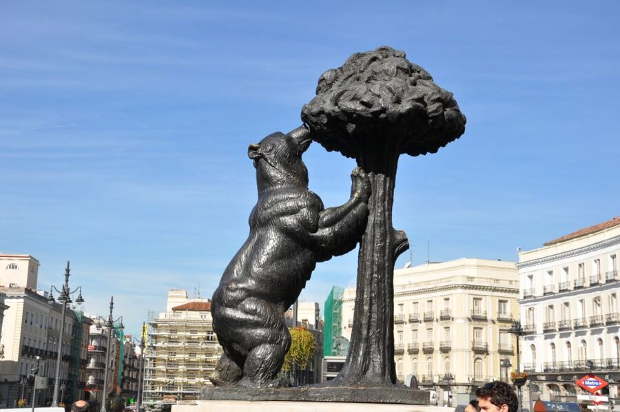 Madrid Old City - Guided Walking Tour up to 12 guests - 2,5h - Starting at Plaza de la Armería and the Royal Palace axis