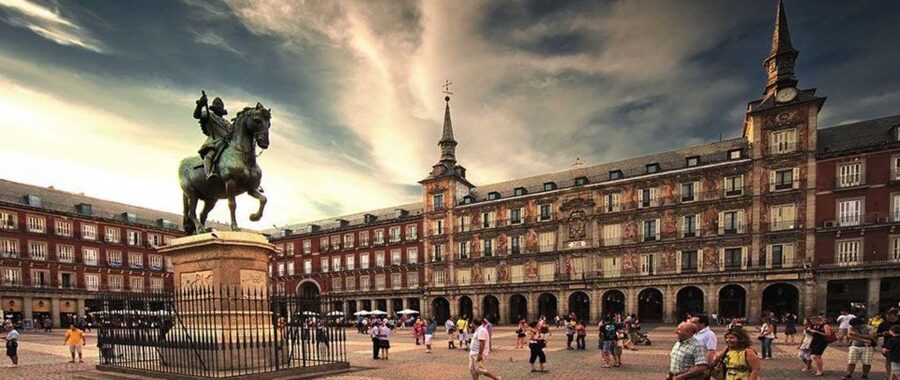 Madrid Old City - Guided Walking Tour up to 12 guests - 2,5h - Spotting the Arab Wall traces before you hit Calle Mayor