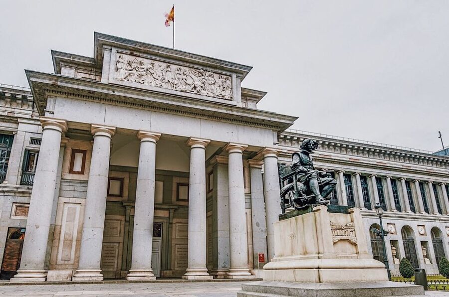 Madrid Old City - Guided Walking Tour up to 12 guests - 2,5h - La Latina, Plaza de la Paja, and Plaza de los Carros: small squares with big clues