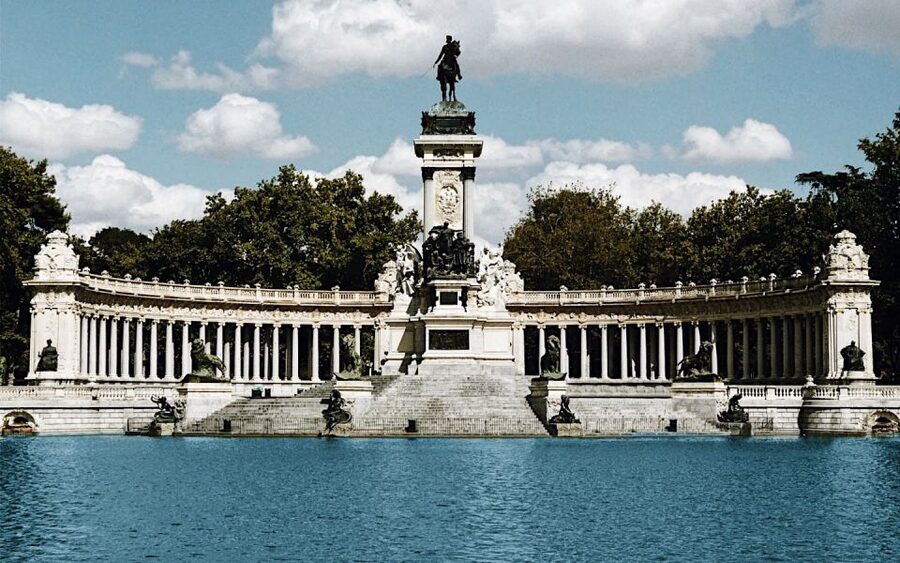 Madrid Old City - Guided Walking Tour up to 12 guests - 2,5h - Arco de Cuchilleros and San Miguel Market: history meets real food life