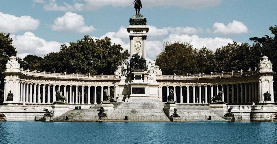 Madrid Old City - Guided Walking Tour up to 12 guests - 2,5h - Plaza Mayor and the Casa de la Panadería story