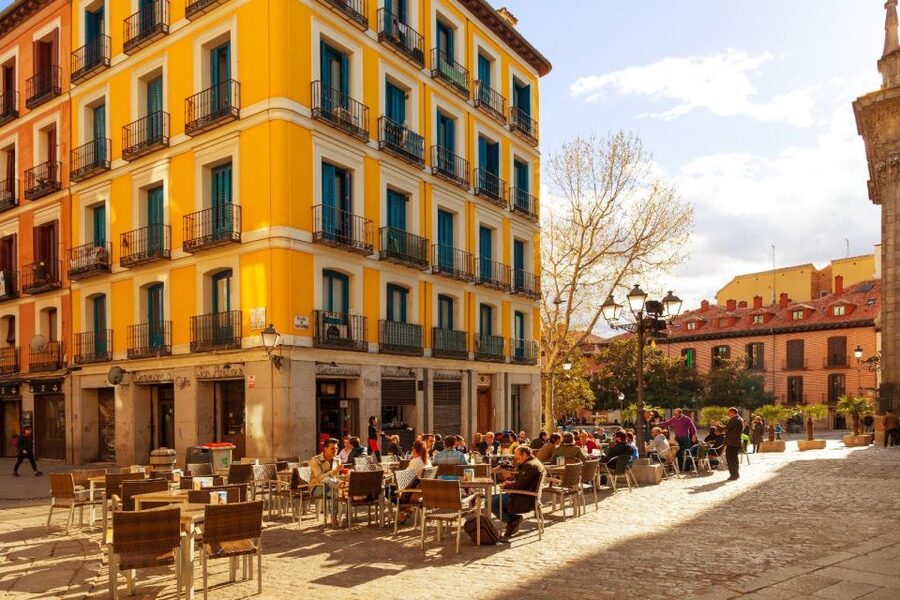 Madrid Old City - Guided Walking Tour up to 12 guests - 2,5h - Almudena Cathedral: Baroque façade details in the open air