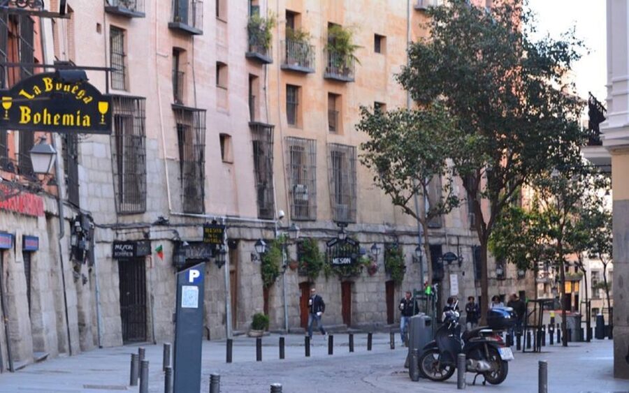 Madrid: Old Madrid Walking Food and Wine Tour - Landmark sightseeing that doesn’t steal your attention