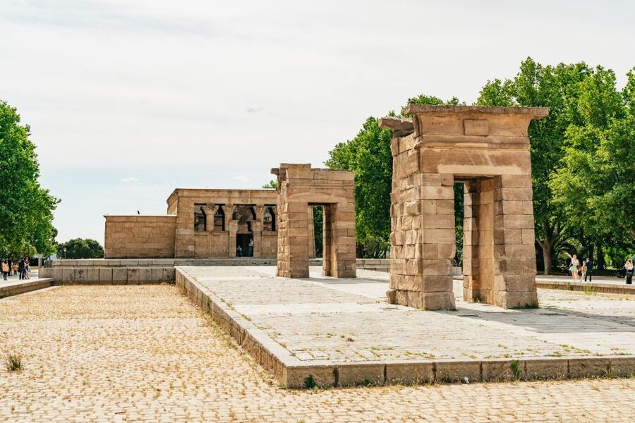 Madrid: Panoramic Route City Tour - The 2-Hour Guided Walk and La Quimera Flamenco Drink: A Good Pairing