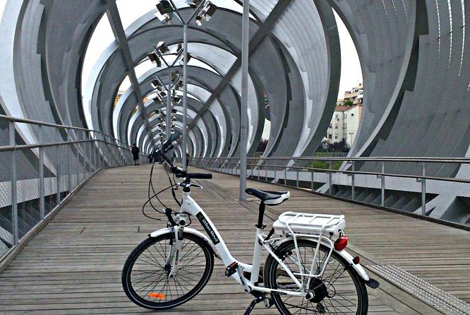 Madrid Parks Bike or e-bike Tour: Riverside & Casa de Campo - Stop 1: Parque Madrid Río and the Manzanares River Makeover