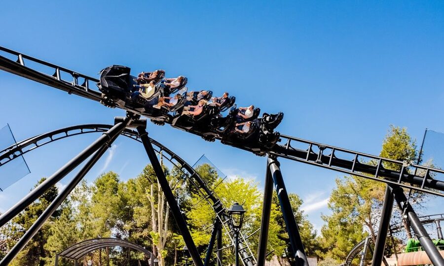 Madrid: Parque Warner Ticket and Roundtrip Transportation - DC Super Heroes World: Batman, Joker, and the ride-queue reality check