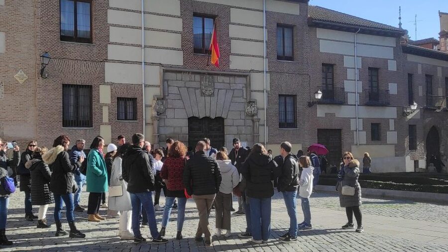 Madrid: Private Walking tour 2,5 hours or 5 hours - Almudena Cathedral: Eccentric Details, Better Context