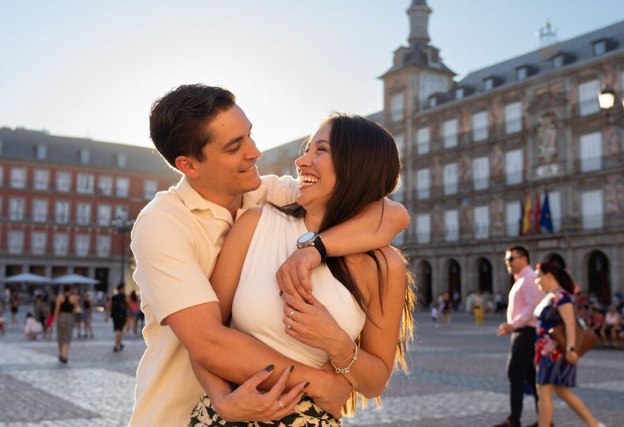 Madrid: Professional photoshoot in the Retiro park - Private group comfort in a busy city