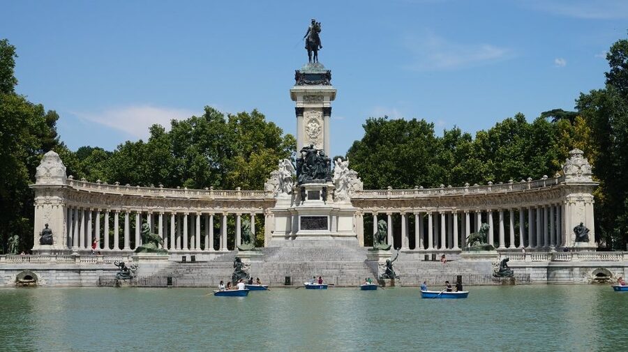 Madrid: Retiro Park Guided Tour and Tapas Tasting - Getting to Calle Mayor on your own: logistics that can make or break the experience