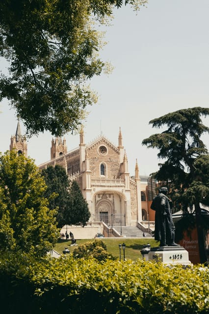 Madrid Retro Tour 120 min, old town, modern Madrid + surprise destination - How the guide experience actually works (and why it matters)