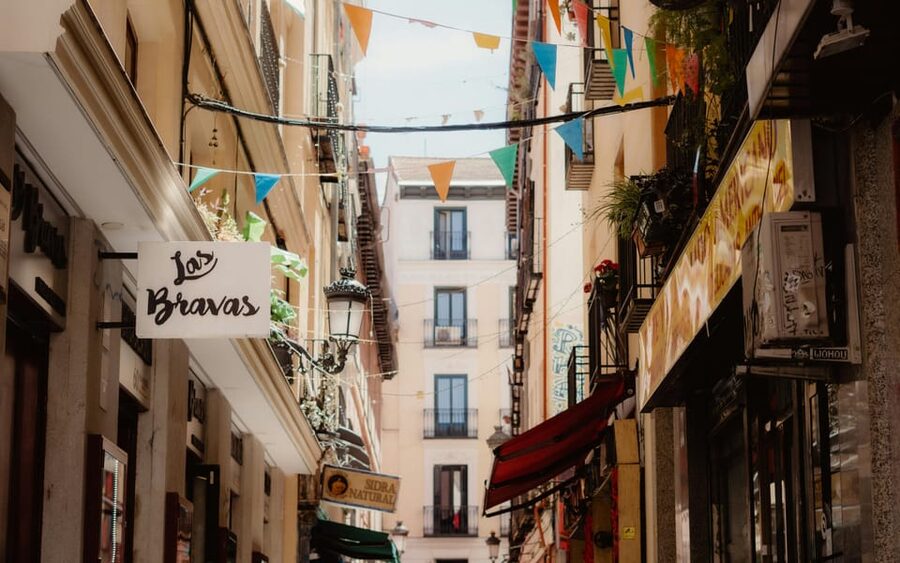 Madrid Retro Tour 120 min, old town, modern Madrid + surprise destination - Who this tour suits best