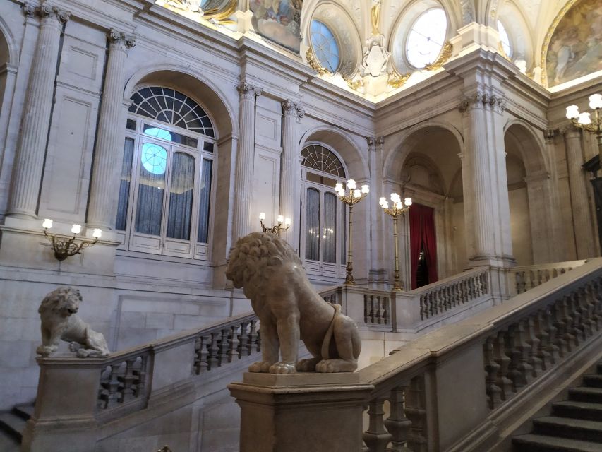 Madrid: Royal Palace Guided Shared Group Tour - First things first: where you meet and how you’ll find your guide