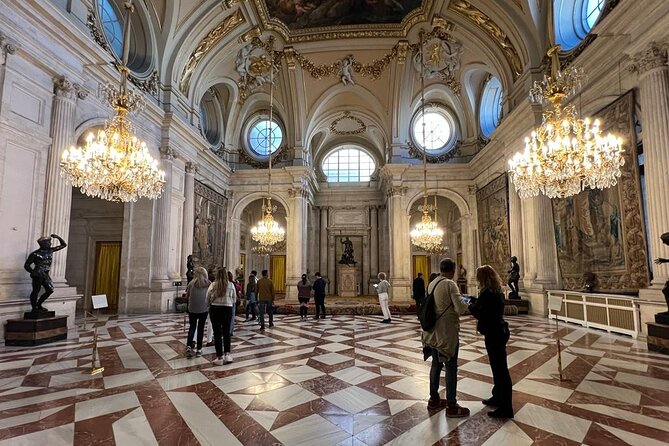 Madrid: Royal Palace Guided Tour with Skip the Line Ticket - Meeting at Madrid Souvenirs and getting into palace mode