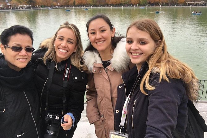 Madrid Royal Palace & Retiro Park Tour with Optional Tapas - Guides and group size: what you can realistically expect