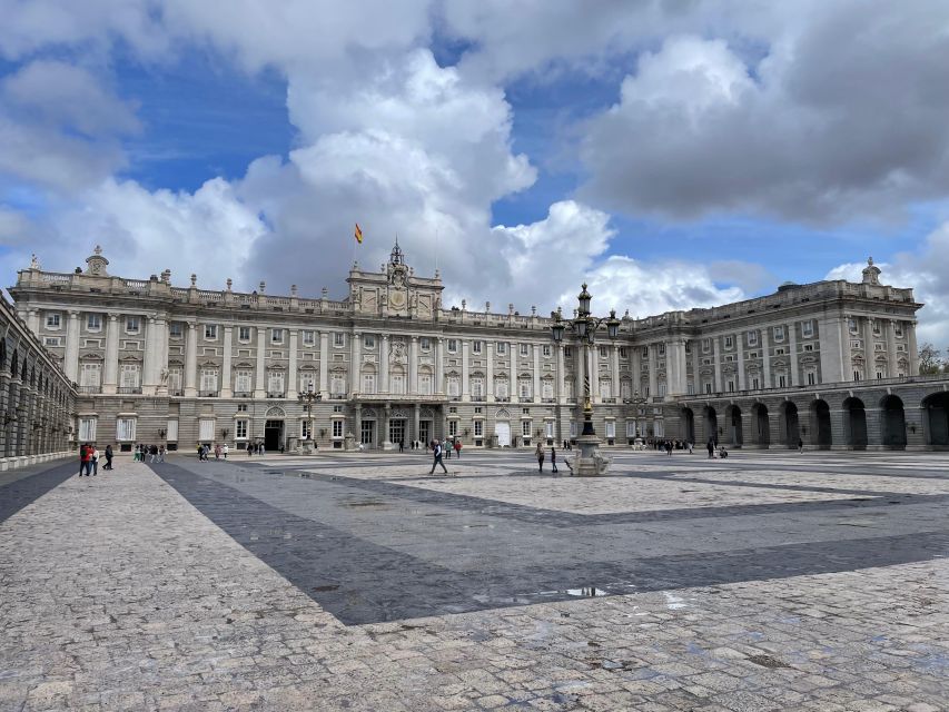 Madrid: Royal Palace tour - semi private or private - Skip-the-line access and where you meet (so you don’t lose time)