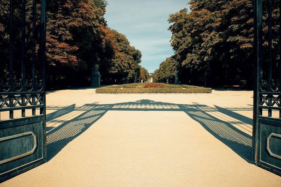 Madrid: Secrets of Retiro Park 2-Hour Walking Tour - Estanque Grande and the Parterre: classic Retiro symmetry