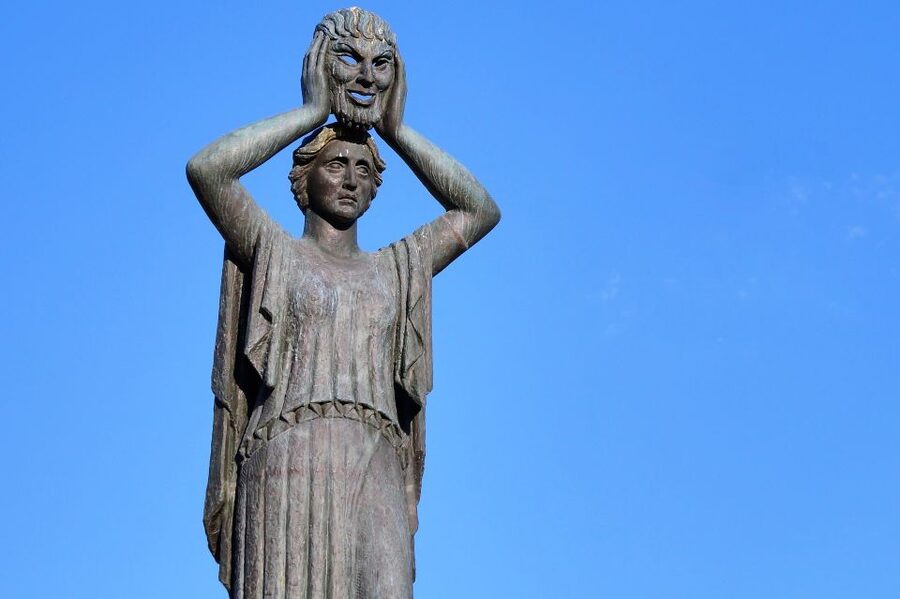 Madrid: Secrets of Retiro Park 2-Hour Walking Tour - Fountain of the Fallen Angel and Antigua Casa de las Fieras: when the mood turns