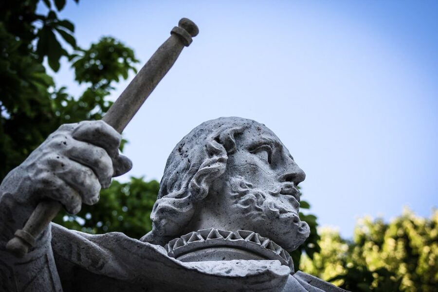 Madrid: Secrets of Retiro Park 2-Hour Walking Tour - Starting at Puerta de la Independencia: how the tour keeps you oriented