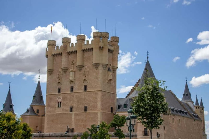 Madrid: Segovia & Ávila Full Day with Alcázar & Wall Tickets - The Coach to Ávila and the Los Cuatro Postes View Setup