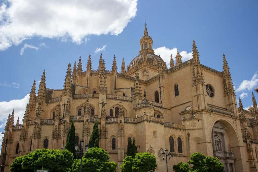 Madrid: Segovia, Ávila & Toledo Day Trip with Optional Lunch - Getting Started in Madrid: The Ventas Meeting Point Setup
