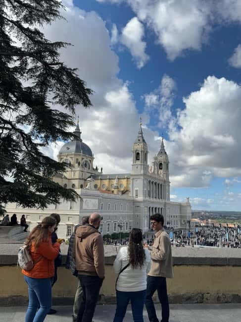 Madrid: Small Group Tour with Tapas & Drinks - Petit Palace Posada del Peine and Calle de la Salud: elegant façades and working streets