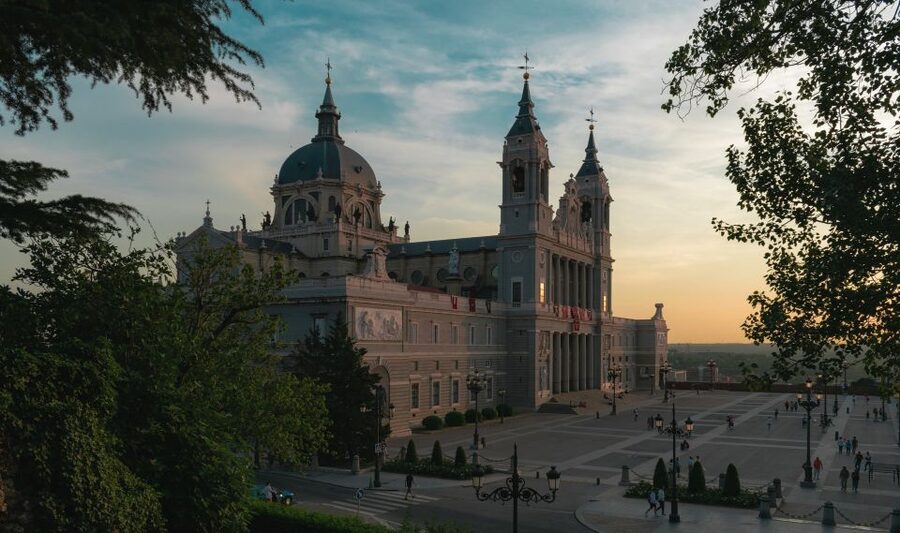 Madrid: Sunset Walking Tour with Optional Flamenco Show - Market of San Miguel Free Time: Snack, Sip, and Reset