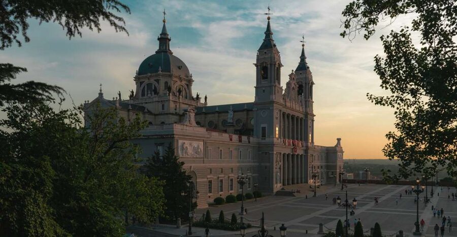 Madrid: Sunset Walking Tour with Optional Flamenco Show - Gran Vía at Dusk: Metropolis, Telefónica, and the Night-Out Stride