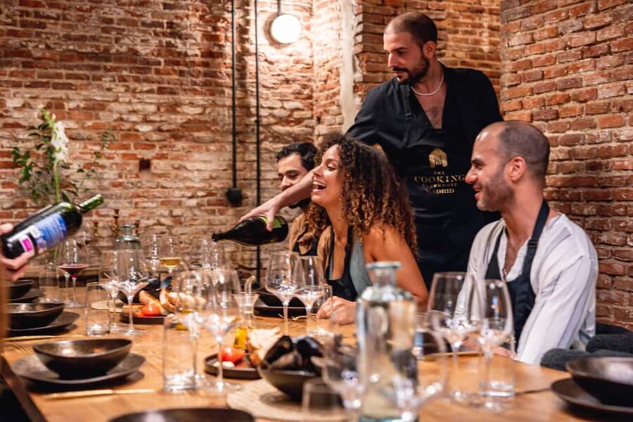 Madrid: Tapas Cooking Class with bottomless Wine Pairing - Finding The Cooking Clubhouse and Getting Settled With Cava