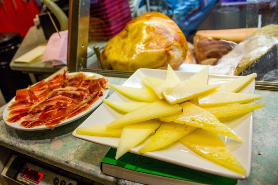 Madrid: Tapas & Wine Tasting Tour with Local Guide - The guide makes or breaks the night