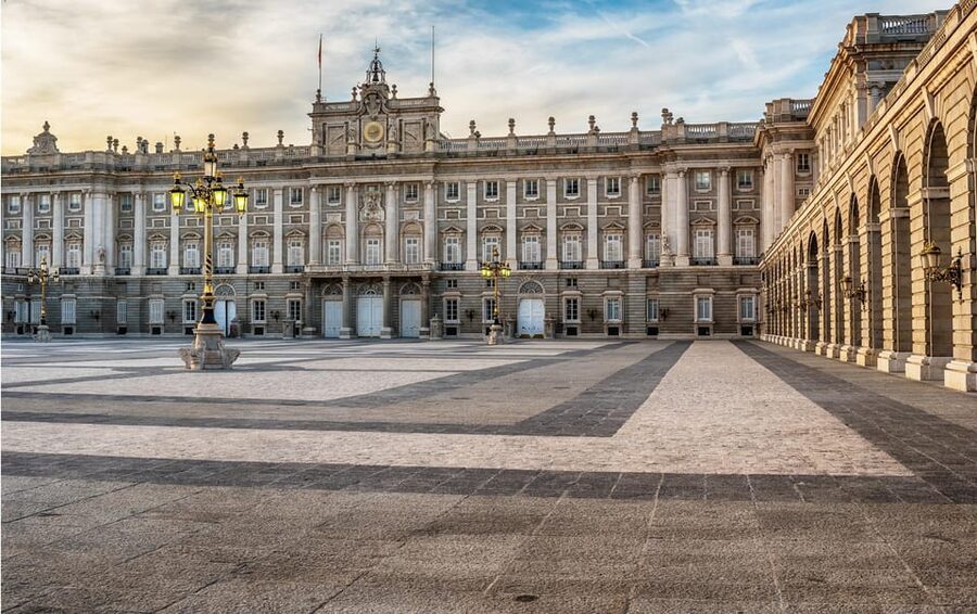 Madrid: The Royal Palace Skip-the-line Guided Tour - What you’ll see in 2 hours: Throne Room and Hall of Mirrors