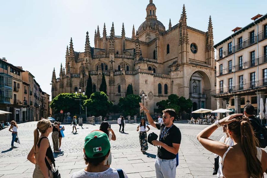 Madrid: Toledo & Segovia Tour w/ Cathedral, Alcazar & Lunch - Mirador del Valle: the 15-minute panoramic warm-up that pays off